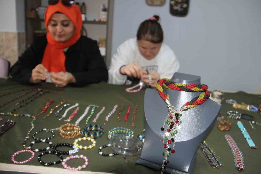 Konya'da özel öğrenciler hem üretiyor hem de gelir elde ediyor