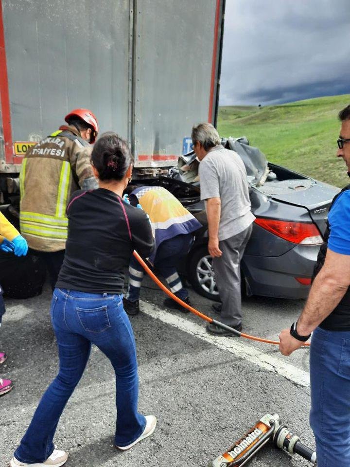 Otomobil TIR'a arkadan çarptı: 1 ölü 1 ağır yaralı