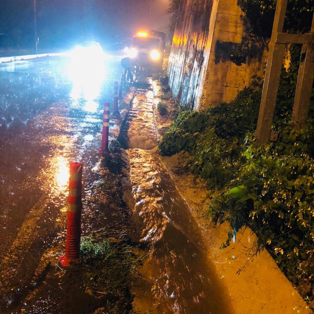 Sağanak sele neden oldu; iki ilçede okullar 1 gün tatil edildi