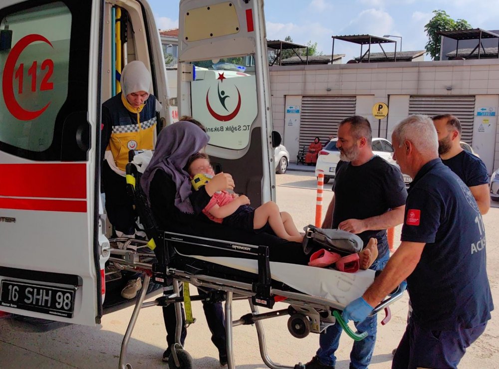 3'üncü kattan düşen Salih Deniz, annesinin kucağında hastaneye kaldırıldı