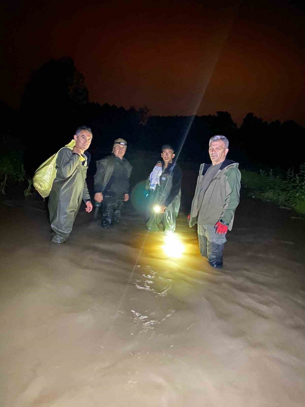 Yasağı dinlemeyip göle ağ attılar