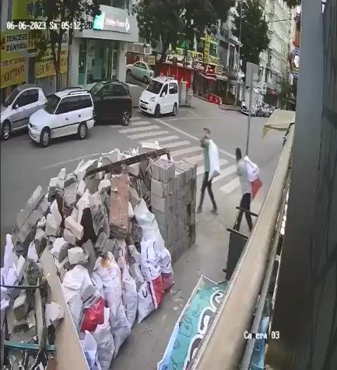 Otomobilin çarptığı 2 inşaat işçisi yaralandı