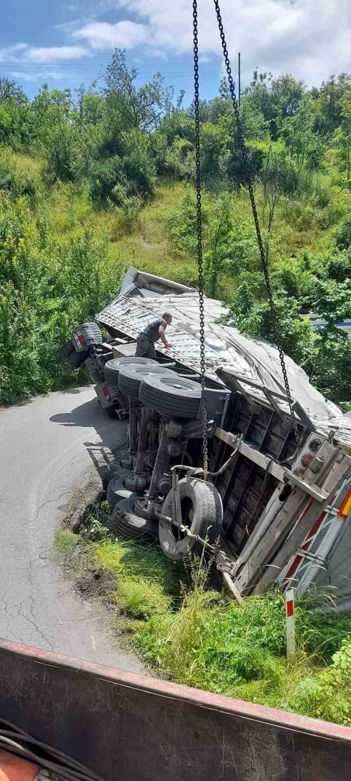 Yem yüklü tır devrildi, yol trafiğe kapandı