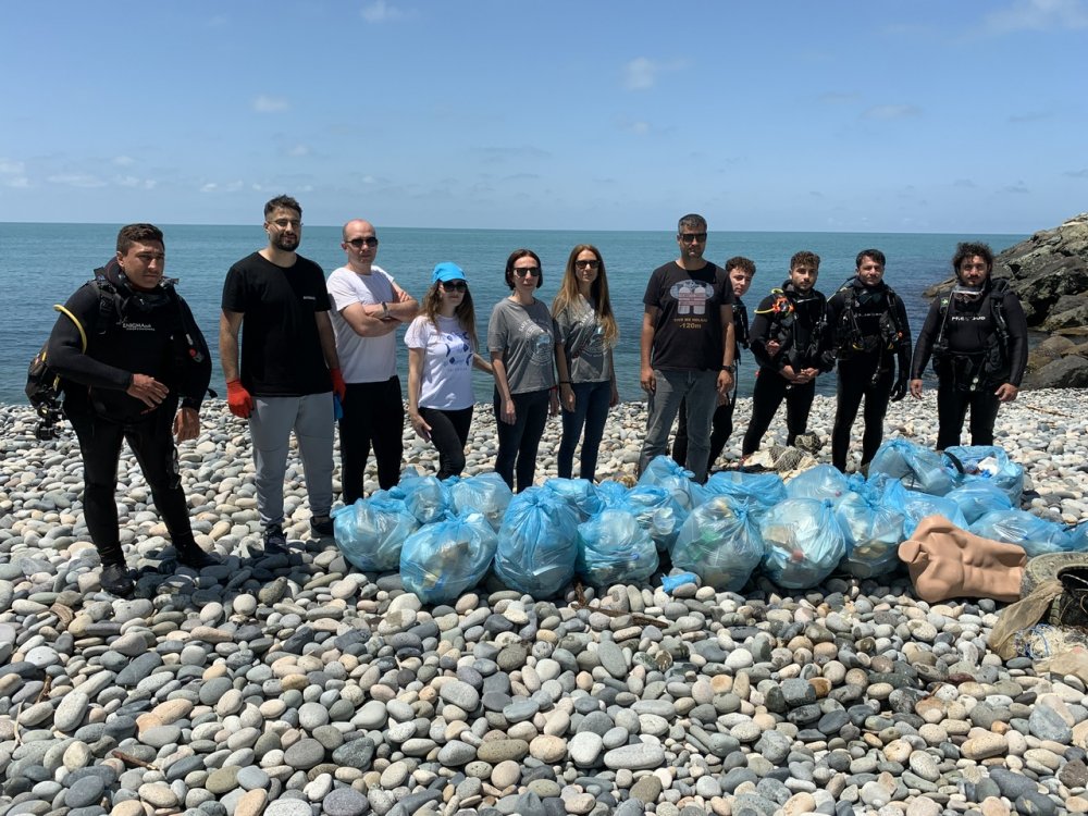 Denizden 150 kilo çöp çıkardılar