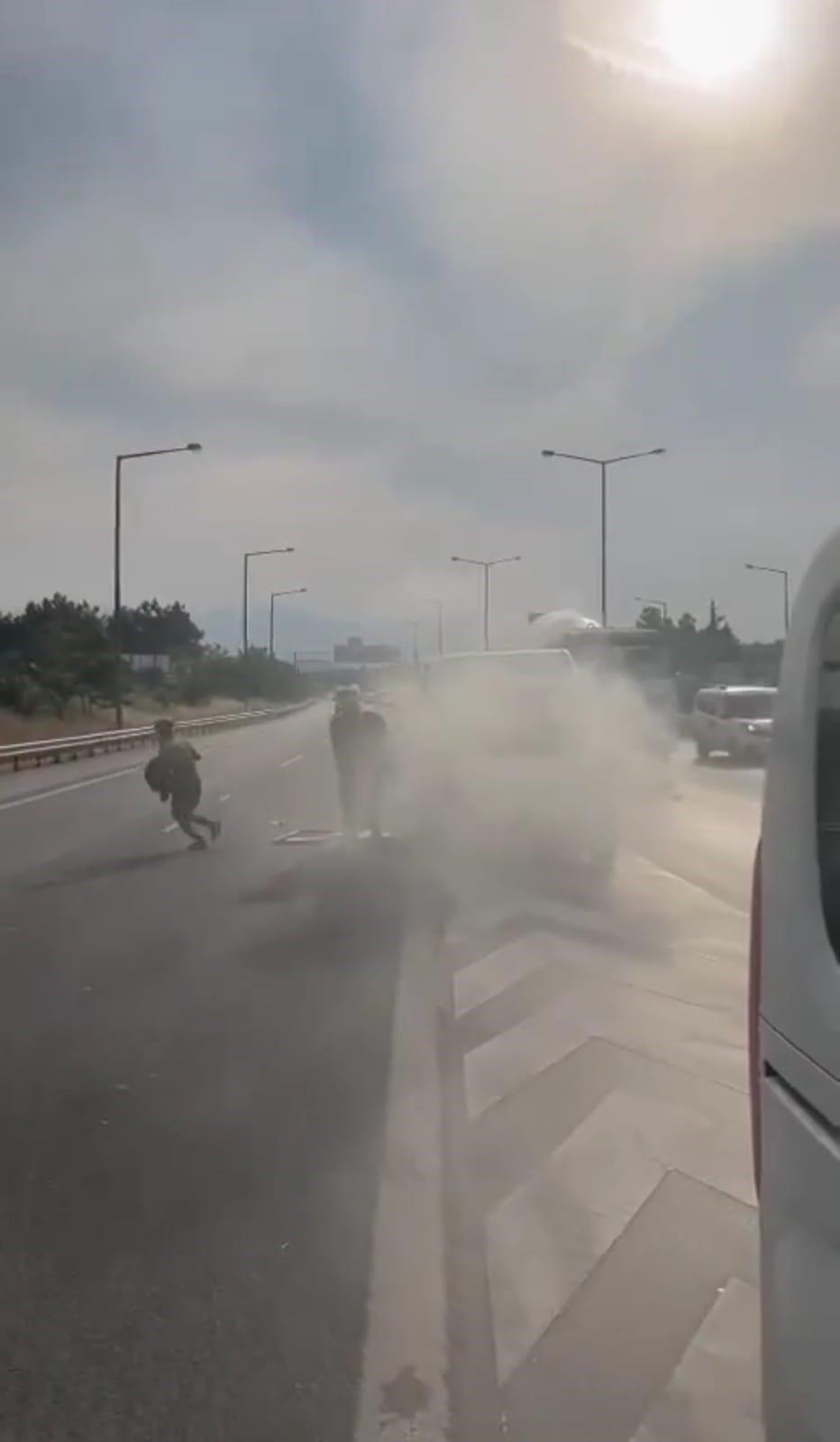 Göçmenleri taşıyan araç alev alev yandı