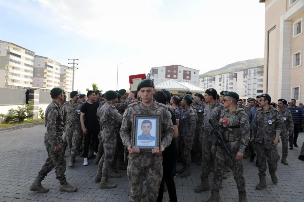 Motosikletiyle TIR'a çarpan polis memuru yaşamını yitirdi