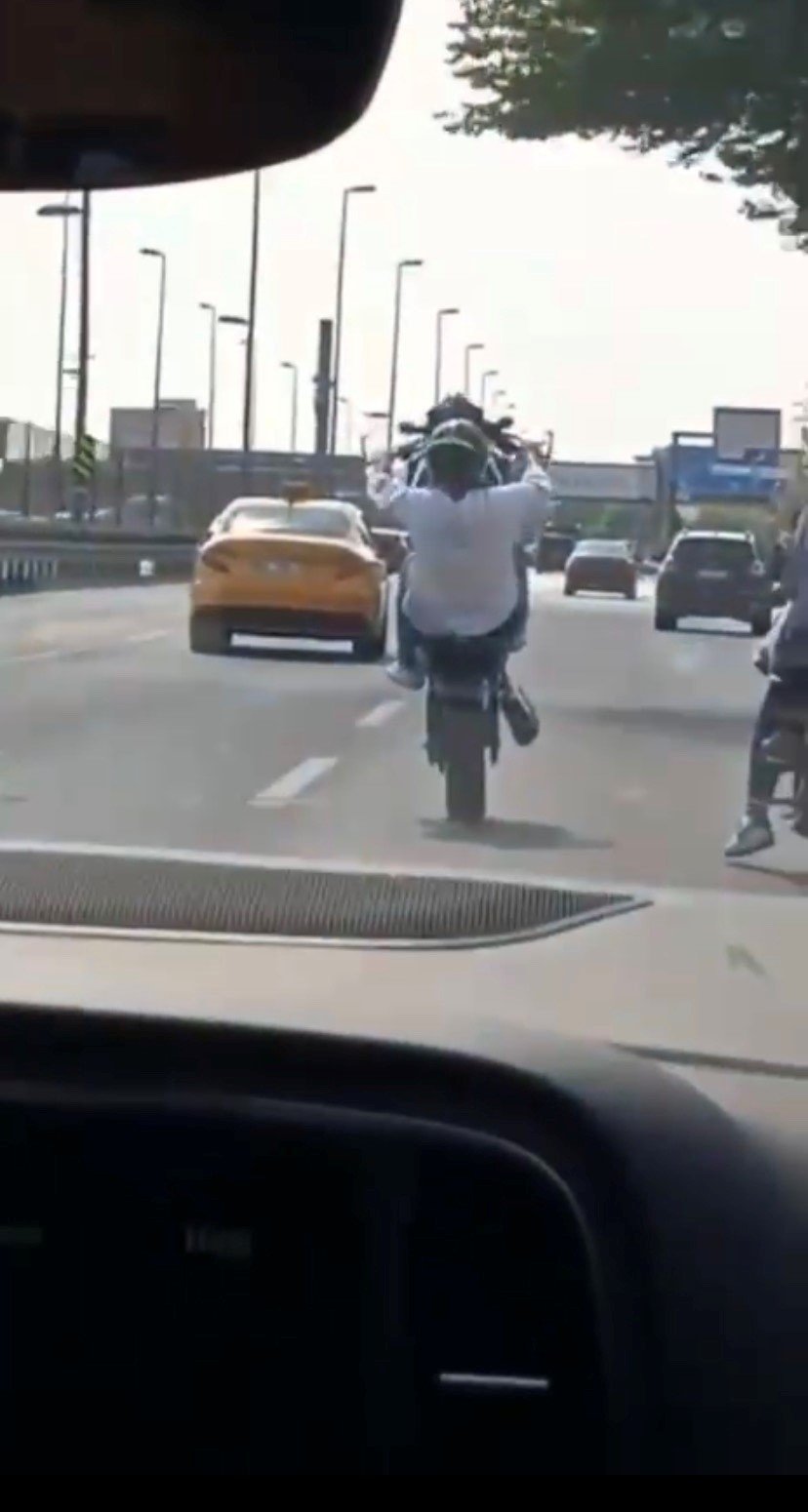 Motosikletle tehlikeli yolculuk kamerada