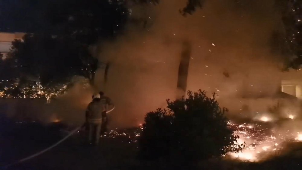 Atıkların depolandığı alanda çıkan yangında 3 iş yeri zarar gördü