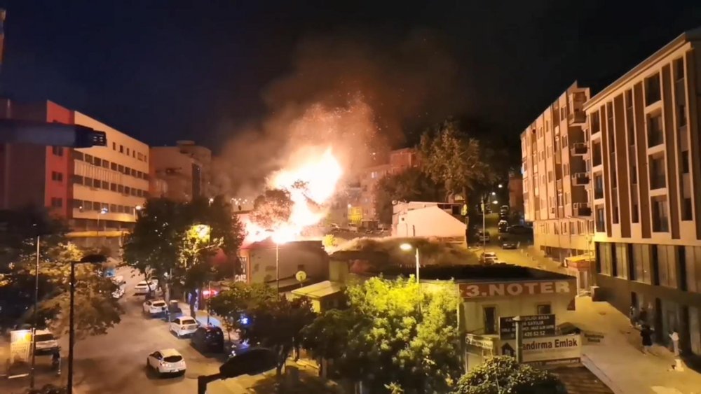 Atıkların depolandığı alanda çıkan yangında 3 iş yeri zarar gördü