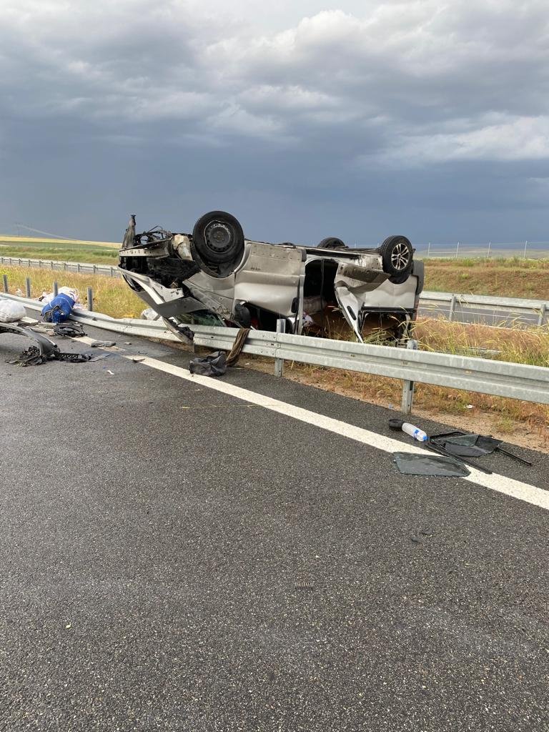 Bariyerlere çarpıp takla atan hafif ticari araçtaki 2 kişi öldü