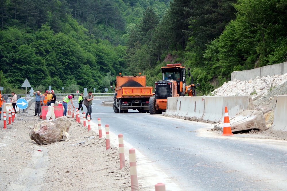 Dağdan kopan dev kayalar yola indi, Ankara istikameti trafiğe kapandı
