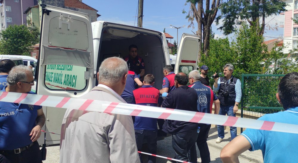 Evine çıkmak istediği asansörde sıkışıp, öldü