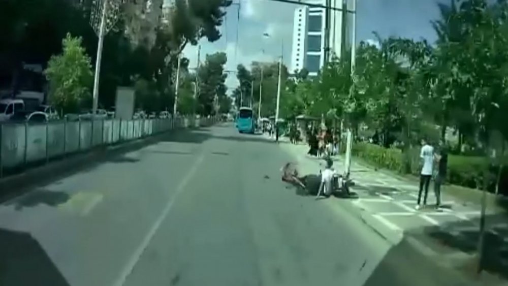 Otobüsün altında kalmaktan son anda kurtuldu! 3 yaralı