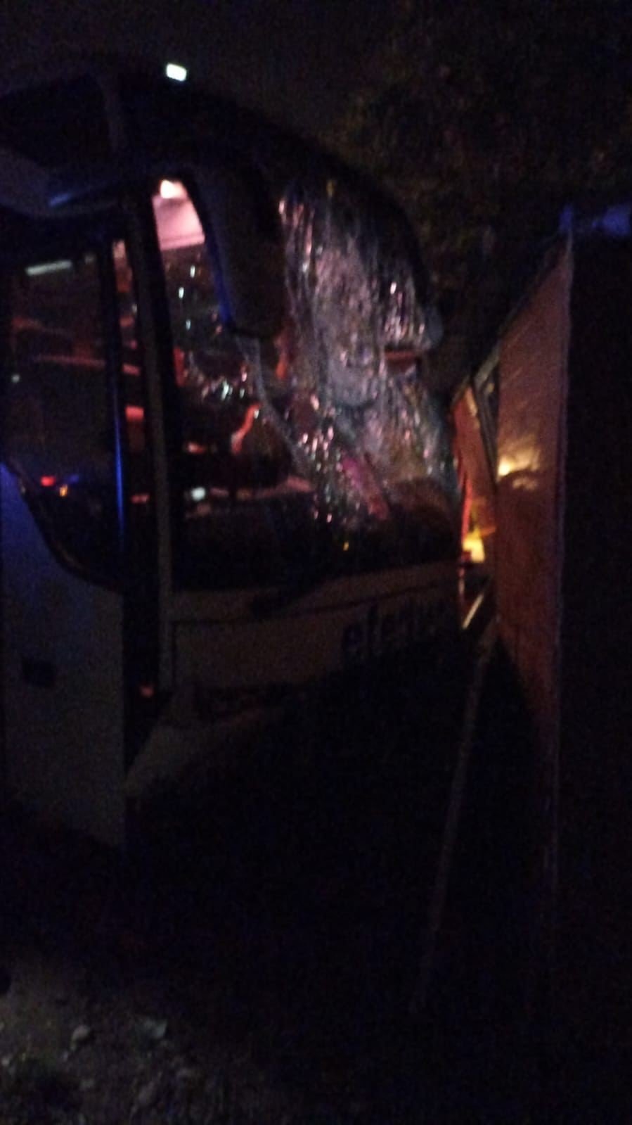 Yolcu otobüsü ile otomobil çarpıştı: 2 ölü, 2 yaralı