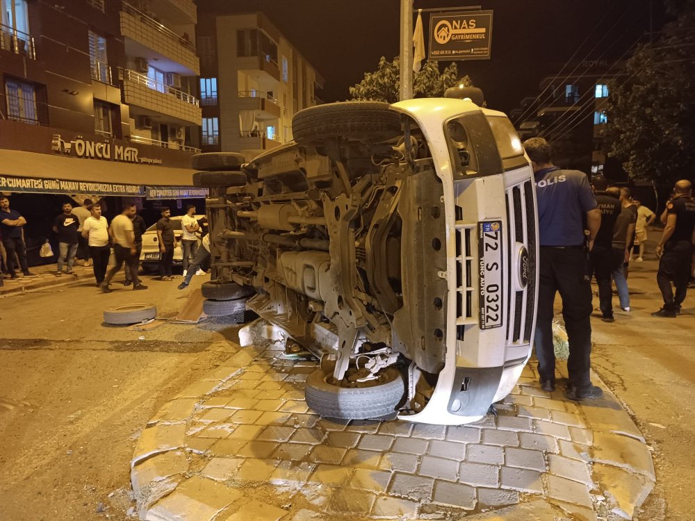 Belediye otobüsü ile minibüs çarpıştı: 8 yaralı