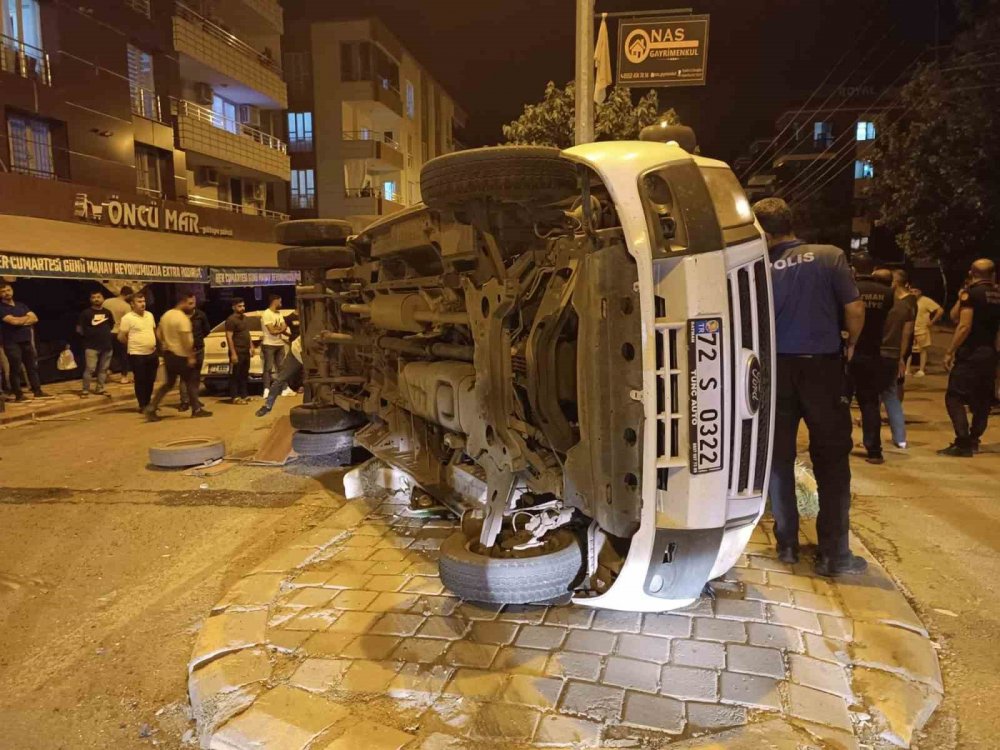 Belediye otobüsü ve minibüs çarpıştı: 8 yaralı