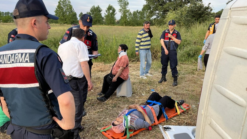 Düğüne gidenlerin içerisinde bulunduğu minibüs tarlaya devrildi