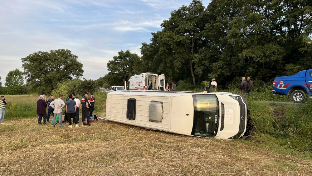 Düğüne gidenlerin içerisinde bulunduğu minibüs tarlaya devrildi
