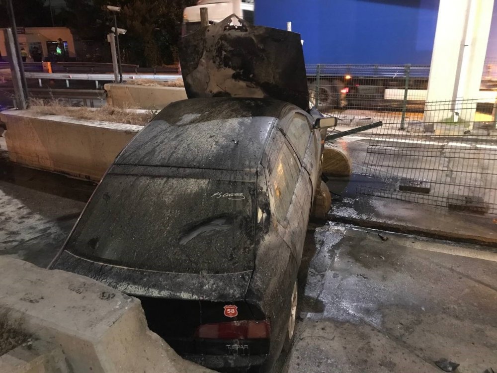 Edirne’de gişelere çarpan alkolü sürücünün otomobili alev alev yandı