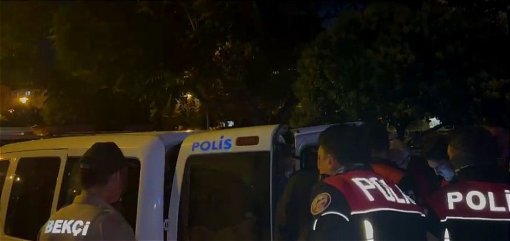 Kadın kılığında dolaşan avukat yakalandı