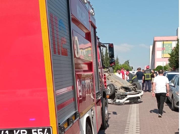Kaldırım ve 2 araca çarpıp ters dönen otomobilin sürücüsü yaralandı