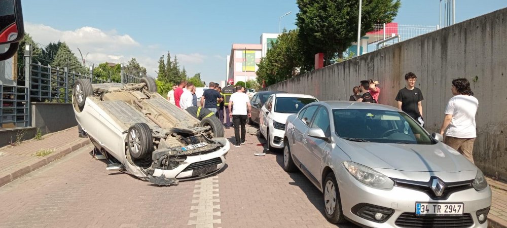 Kaldırım ve 2 araca çarpıp ters dönen otomobilin sürücüsü yaralandı