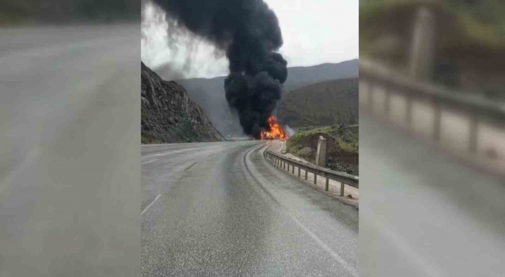 Kimyasal malzeme yüklü tır ile başka bir tırın çarpışması sonucu yangın çıktı: 2 ölü