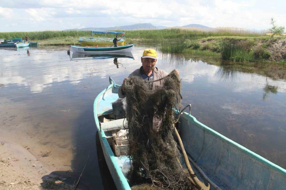 Konya'da balıkçılar yasak sezonda hayalet ağ avlıyor