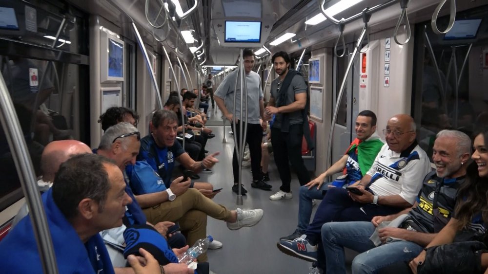 Manchester City ve Inter taraftarları, metroda tezahüratlarla stada geliyor