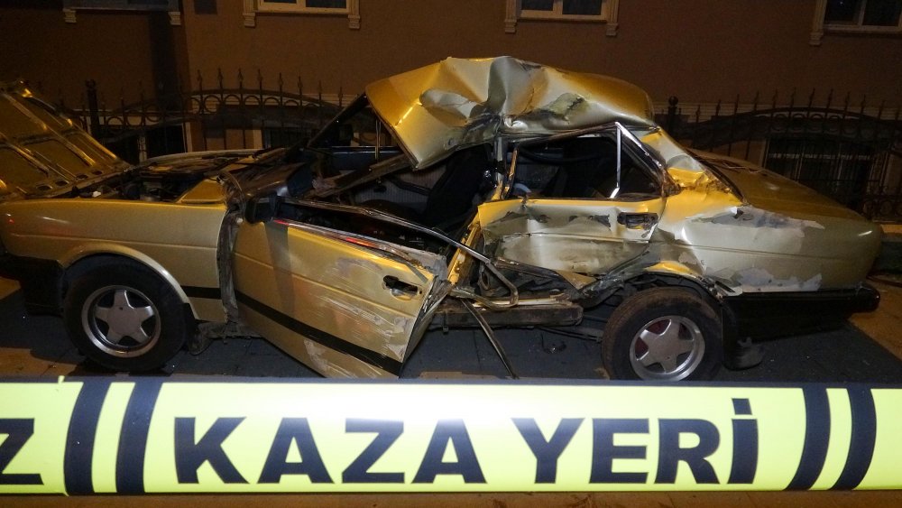 Otomobilin kamyonete çarptığı kaza kamerada: 1 ölü, 1 yaralı