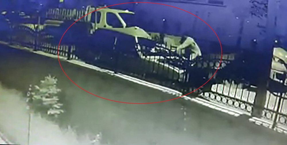 Otomobilin kamyonete çarptığı kaza kamerada: 1 ölü, 1 yaralı