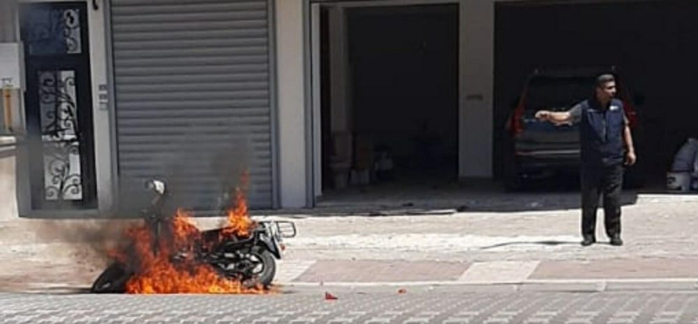 Satın aldığı motosikleti dolandırıldığı iddiasıyla benzin döküp ateşe verdi