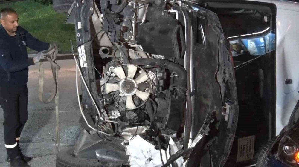 Ankara’da servis ile otomobil çarpıştı: 3 yaralı