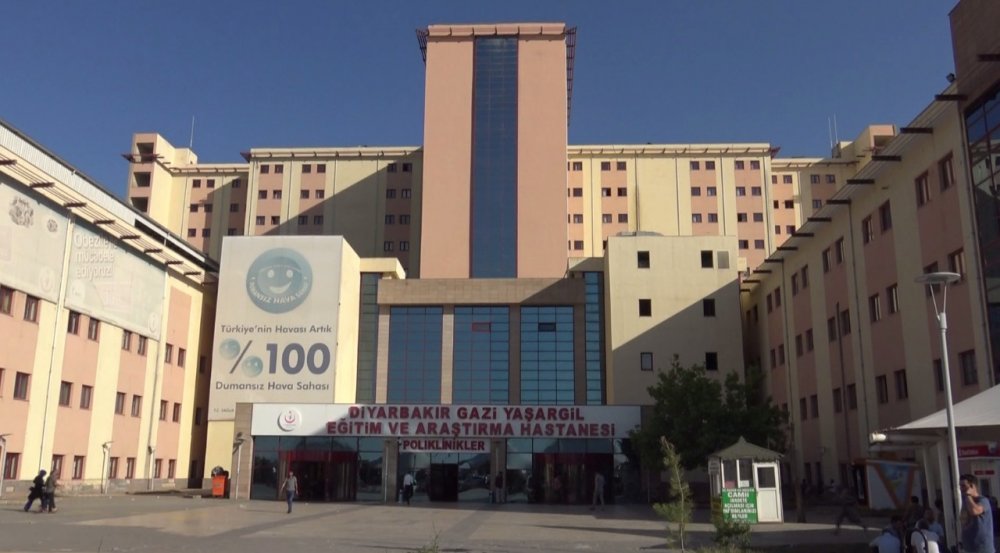 Annesi ve kız kardeşini odaya kilitleyip, babasının boğazını kesti