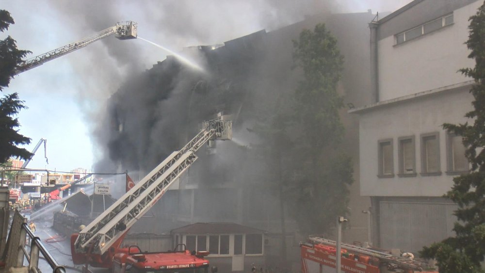 Başakşehir İkitelli Organize Sanayi bölgesinde yangın; binanın duvarları çöktü