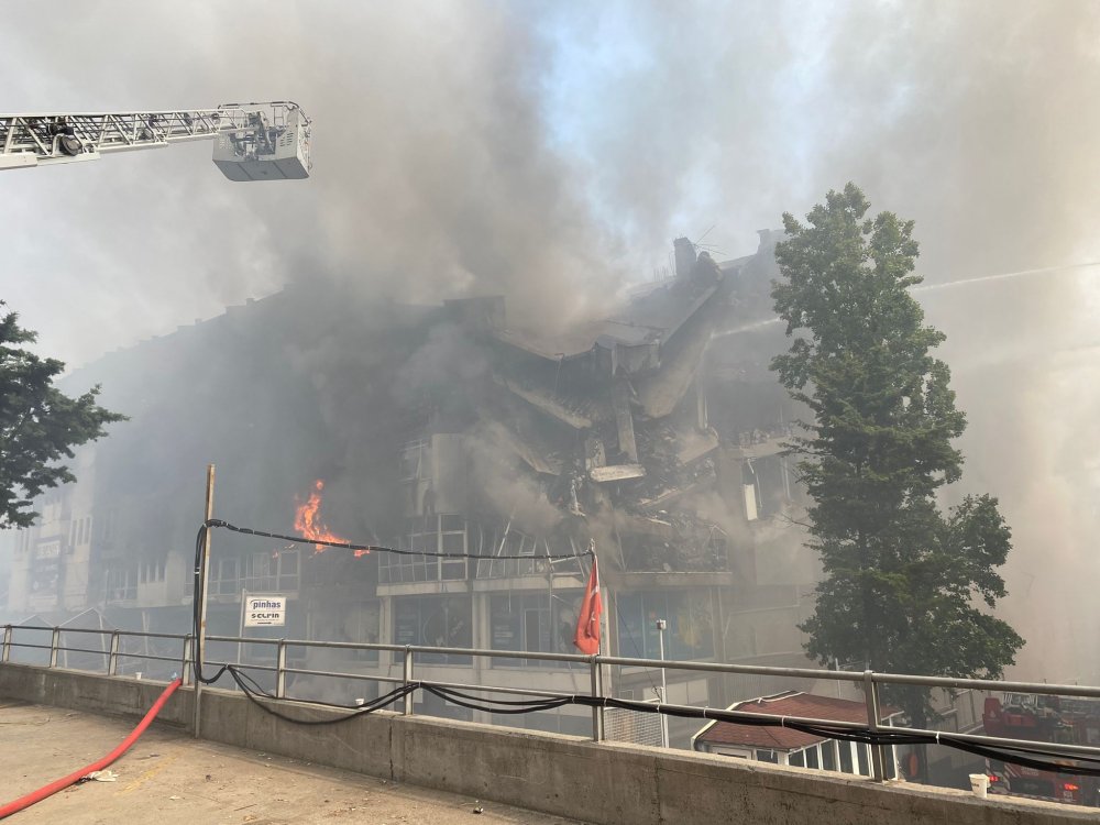 Başakşehir İkitelli Organize Sanayi bölgesinde yangın; binanın duvarları çöktü