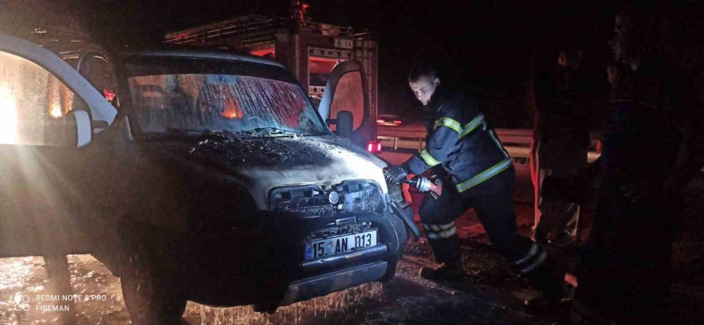 Burdur’da seyir halinde yanan otomobil kullanılamaz hale geldi
