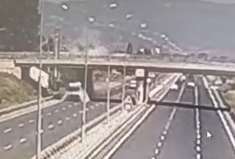 Damperi açık kalan kamyon üst geçide takıldı, karşı şeride geçip şarampole uçtu