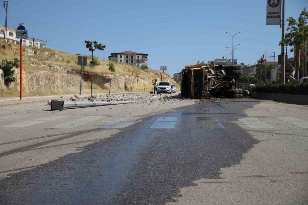 Freni patlayan moloz yüklü kamyon yıkarak ilerledi