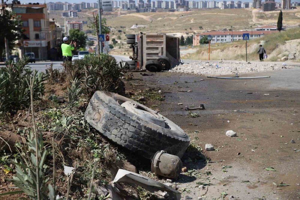 Freni patlayan moloz yüklü kamyon yıkarak ilerledi