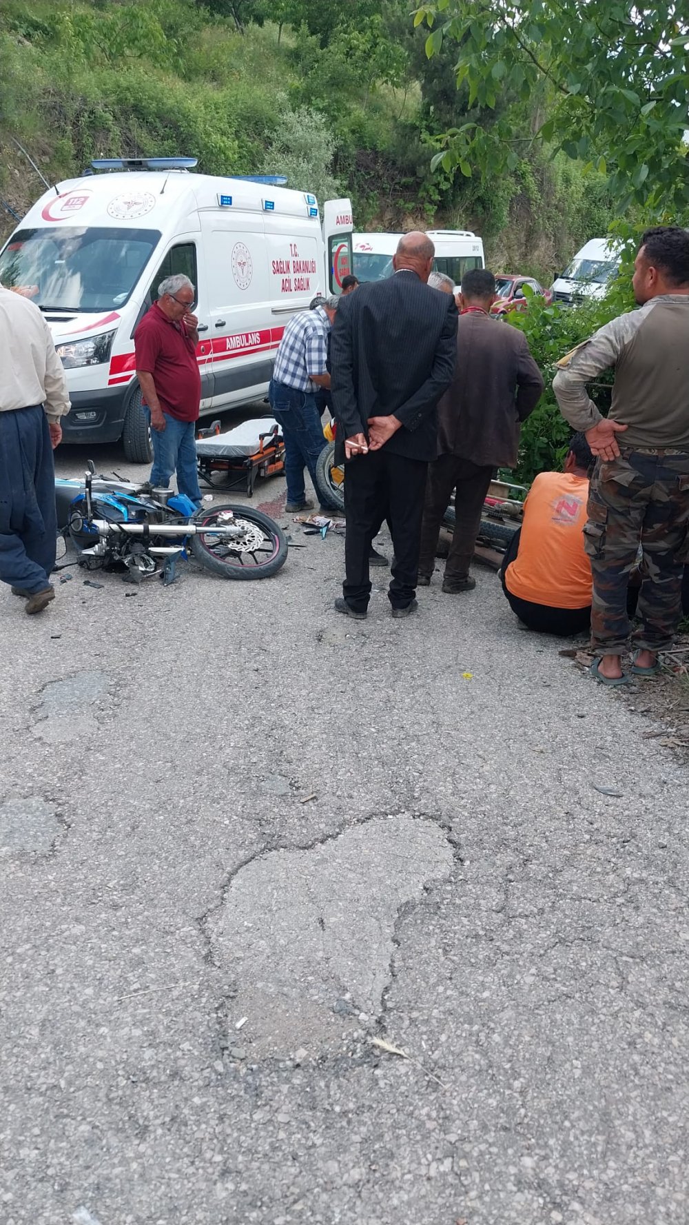 İki motosiklet çarpıştı: 1’i ağır, 3 yaralı