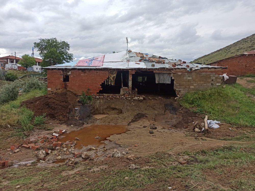 Kırıkkale'de sel sularıyla yıkılan ahırdaki 21 küçükbaş öldü