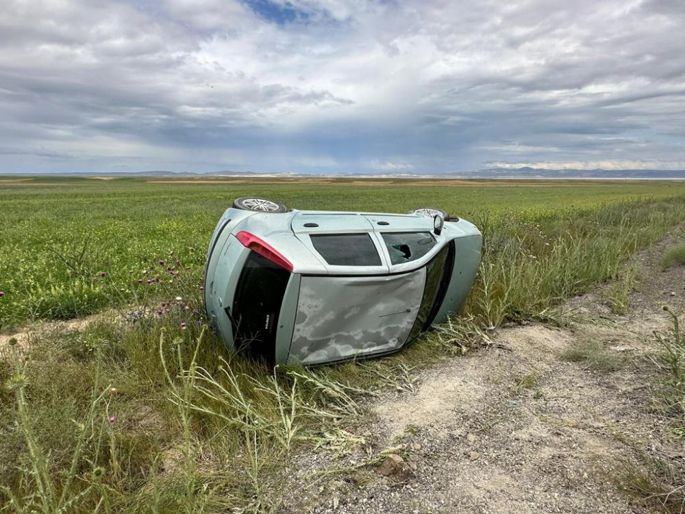 Konya'da otomobil şarampole devrildi: 3 yaralı