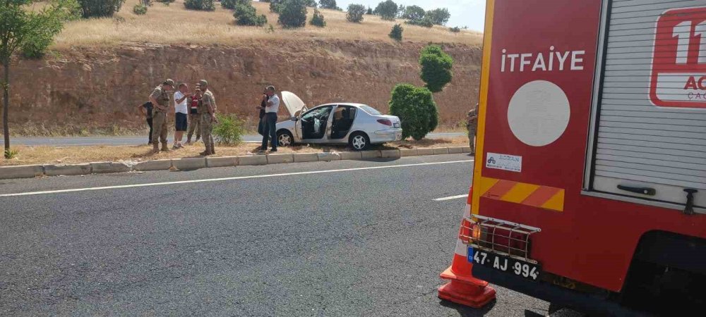 Mardin’de kontrolden çıkan otomobil refüje çıktı: 2 yaralı
