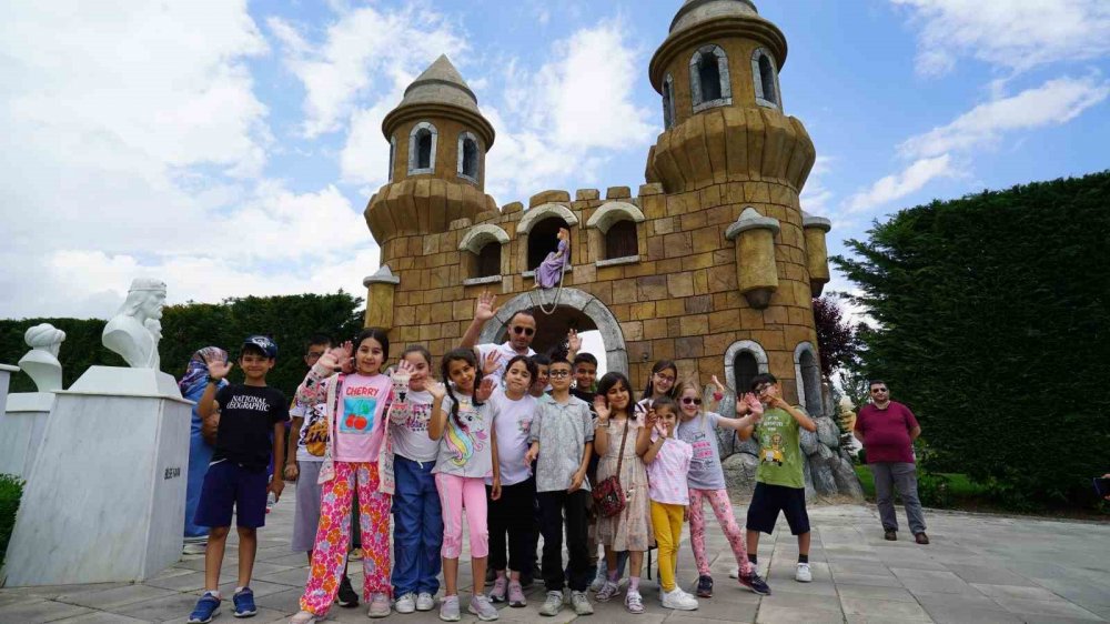 Meram, 80 Binde Devr-i Alem Parkı’nda deprem bölgesinden gelen çocukları ağırladı