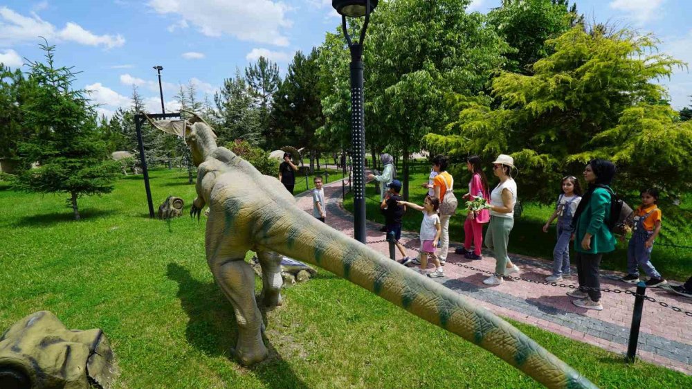 Meram, 80 Binde Devr-i Alem Parkı’nda deprem bölgesinden gelen çocukları ağırladı