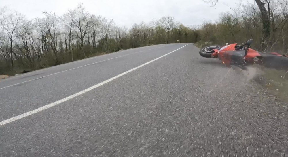 Motosikletli kazada ölümden döndü