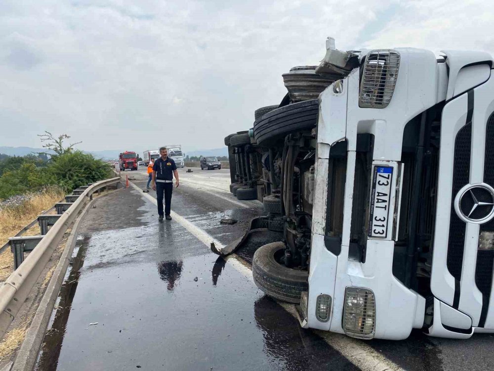 Osmaniye’de dorsesinde pirinç taşıyan tır otoyolda devrildi