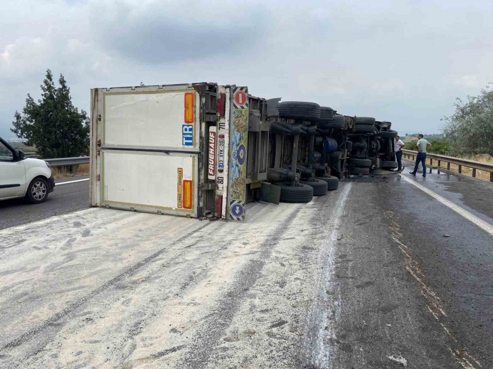 Osmaniye’de dorsesinde pirinç taşıyan tır otoyolda devrildi