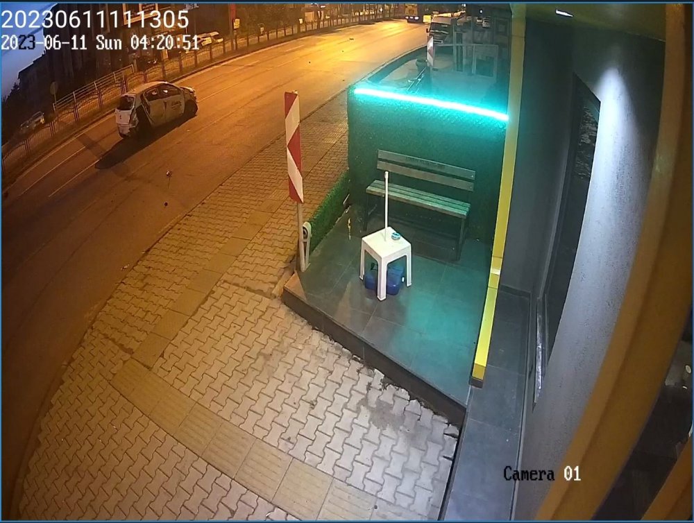 Otomobil bariyerlere çarptı; sürücü metrelerce savruldu